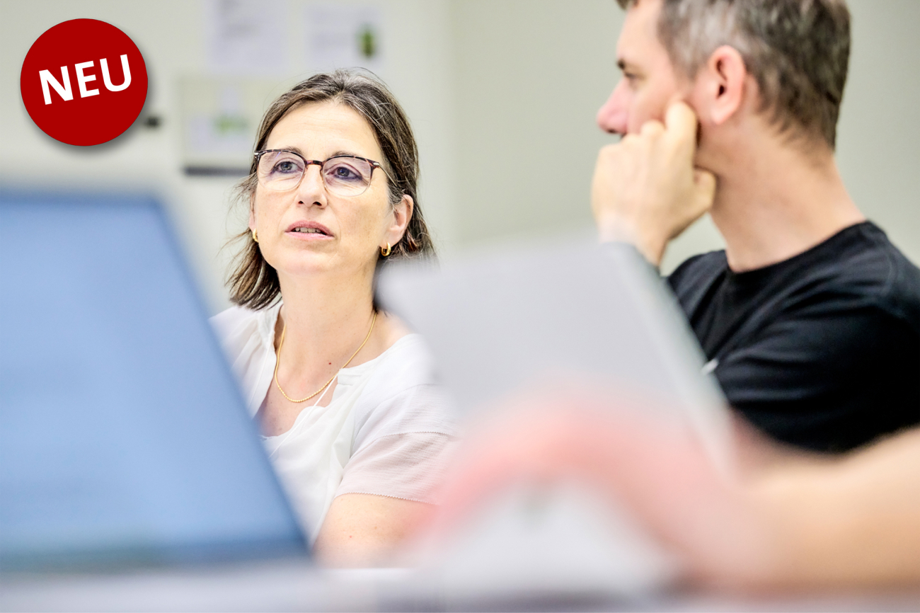 Kursteilnehmende (Mann und Frau) in Gespräch