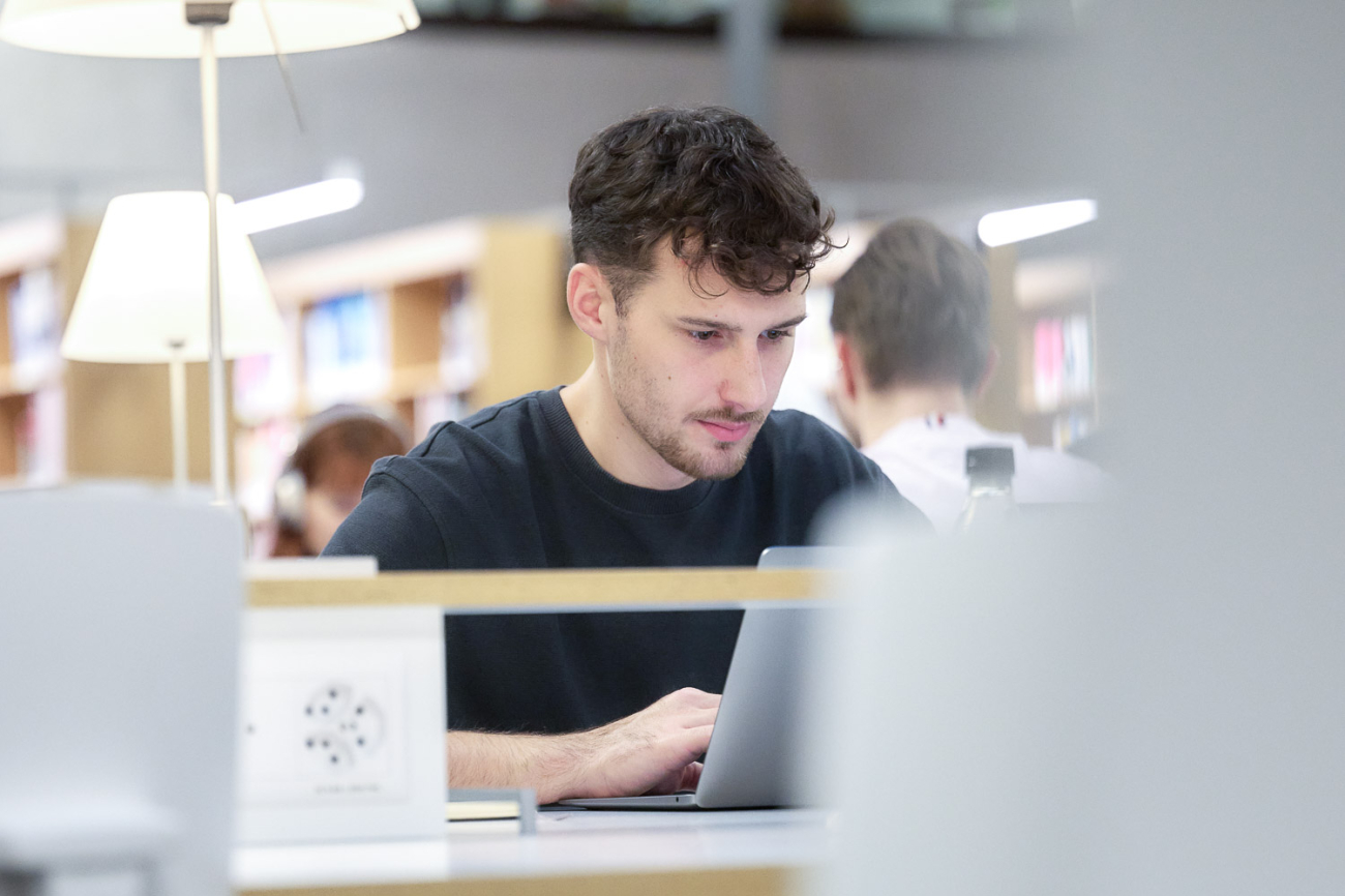 Student in der Bibliothek