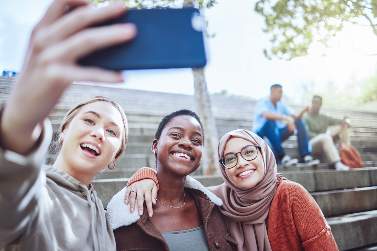 3 junge Frauen verschiedener Herkunft machen ein Selfie