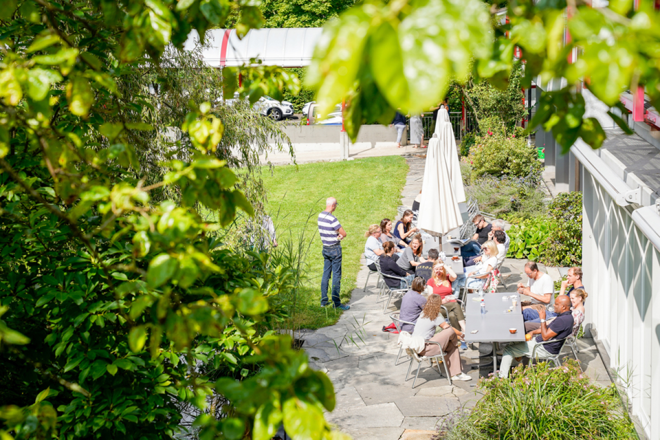 Teilnehmende des Sommer-Camps in einer Pause auf dem IWD-Campus