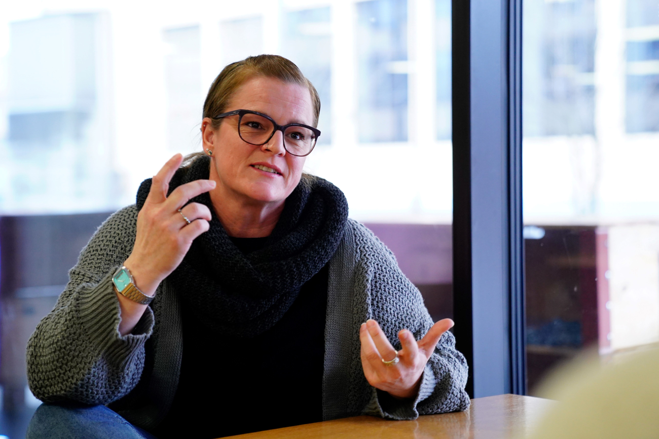 Linda Witschi (im Gespräch am Tisch)