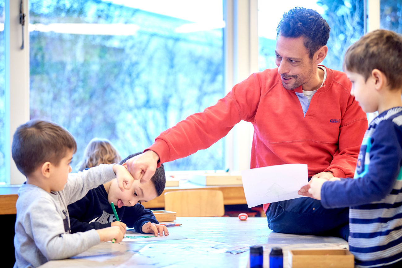 Kindergärtner macht Handschlag mit einem Kind