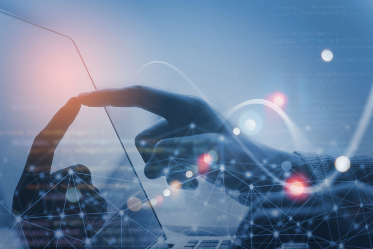 Hand die einen Bildschirm berührt