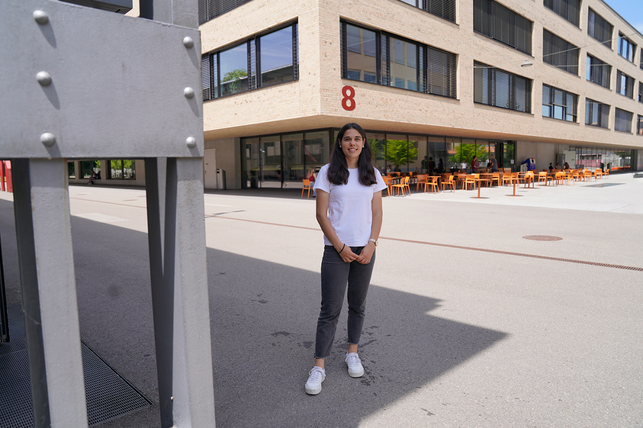 20250617_Studiportraet_Laura_Frey