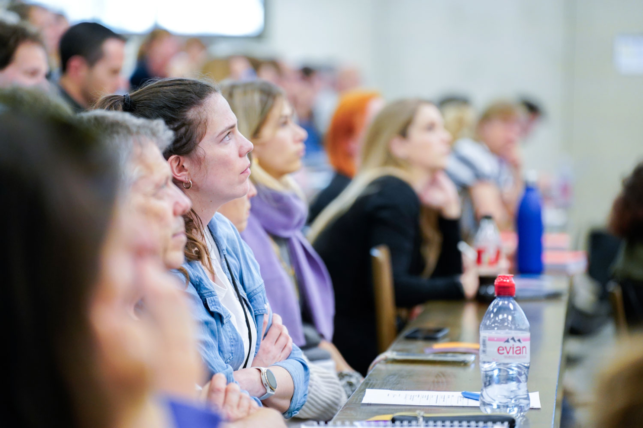 Menschen in einer Reihe am Zuhören