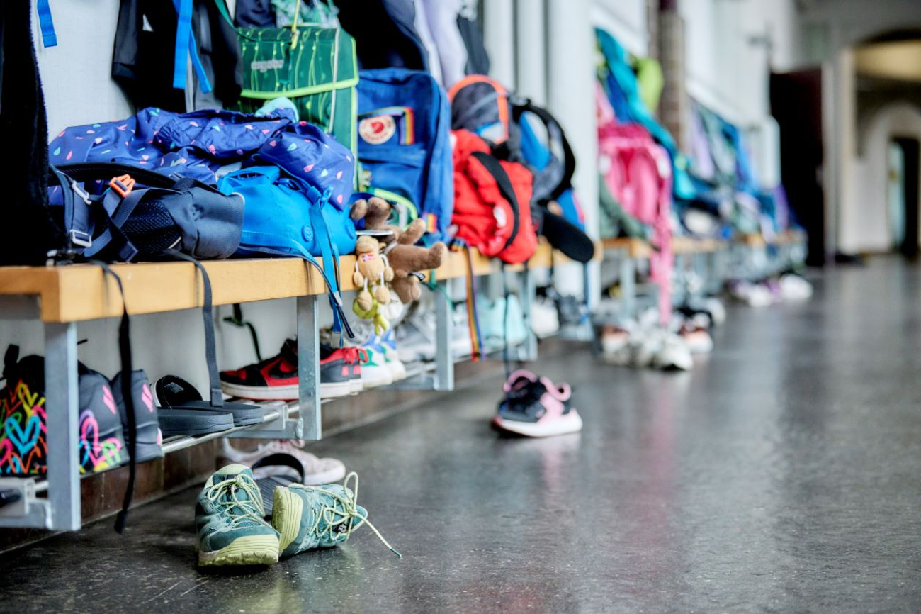 Schulrucksäcke und Kinderschuhe in der Garderobe