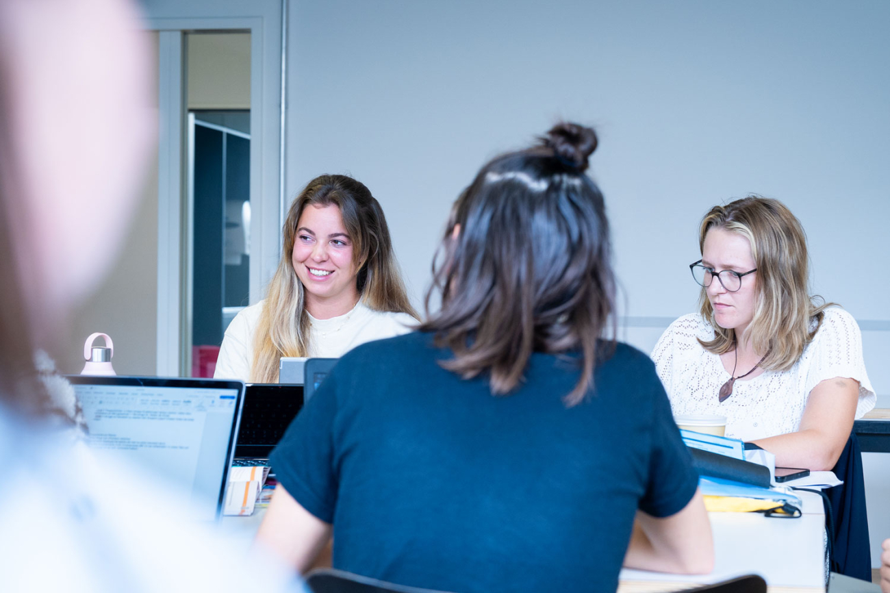 Personen sitzen zusammen und erarbeiten etwas