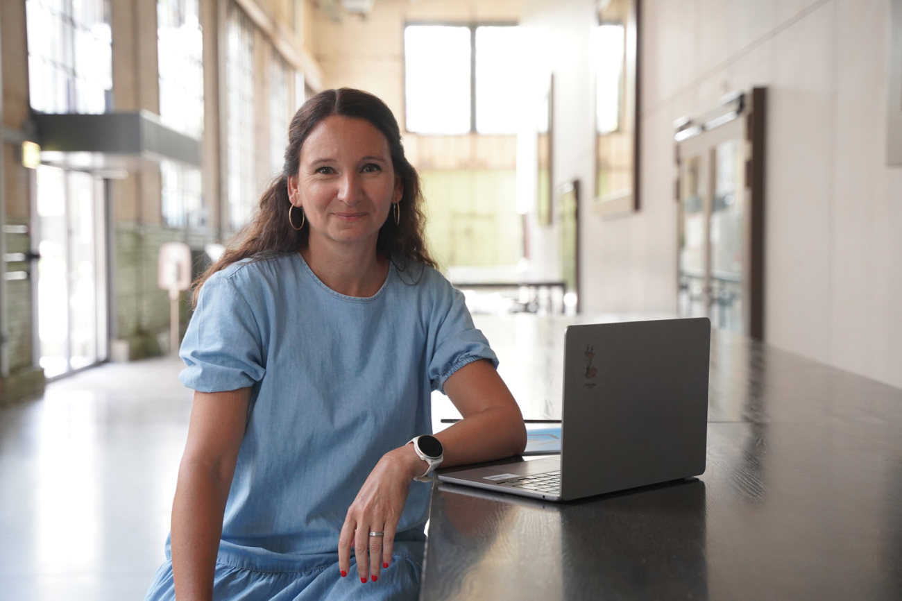 Sabine Williner am Laptop