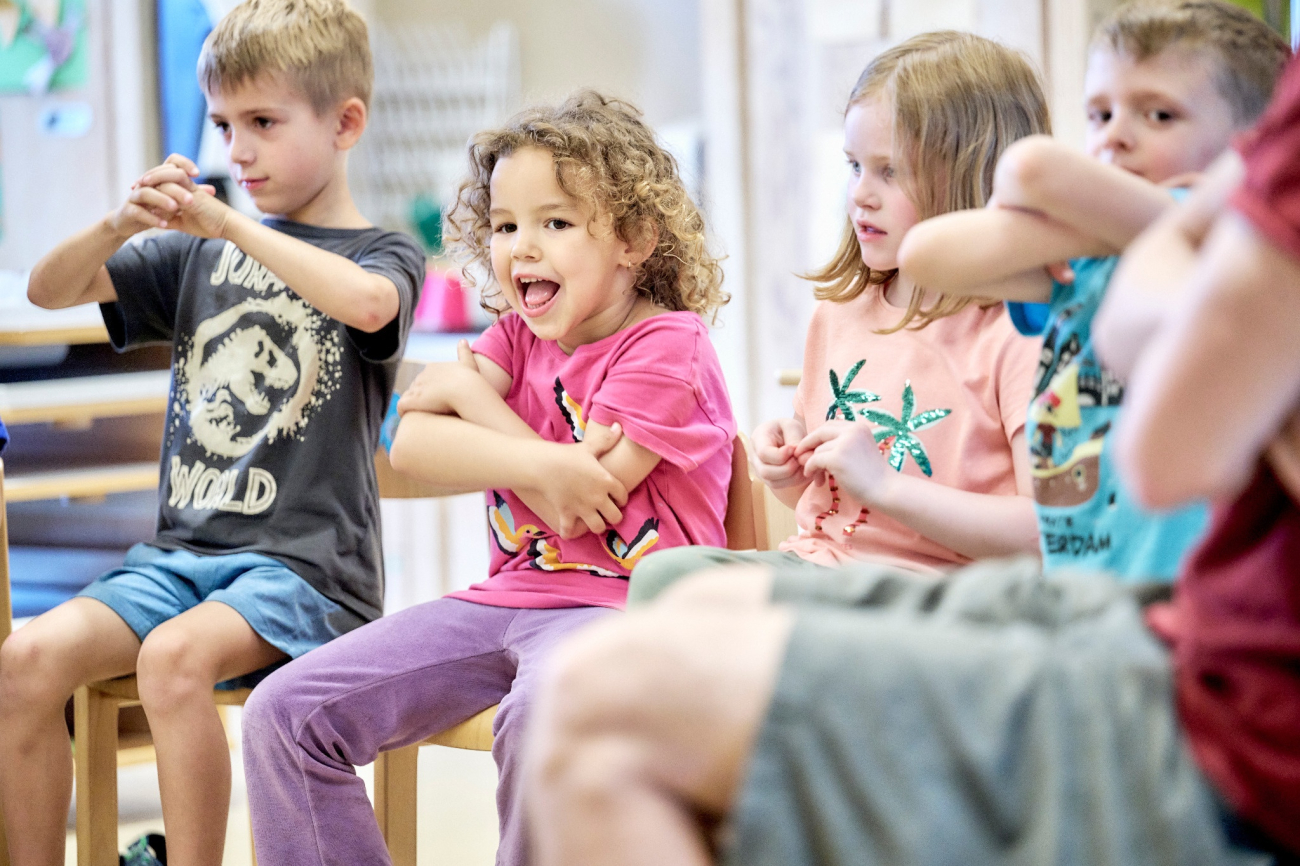Kindergartenkinder beim Spielen im Kreis