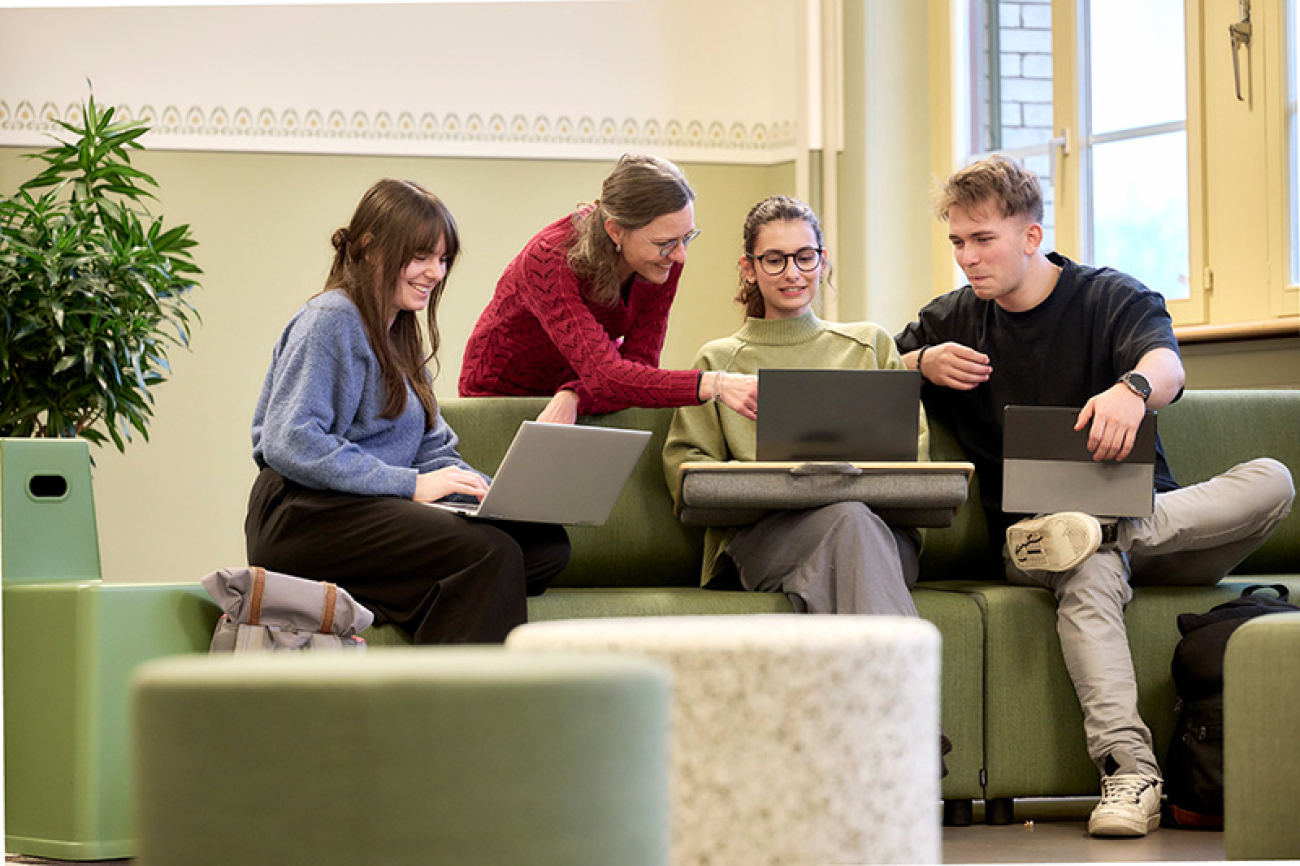 Mitarbeitende am Diskutieren.