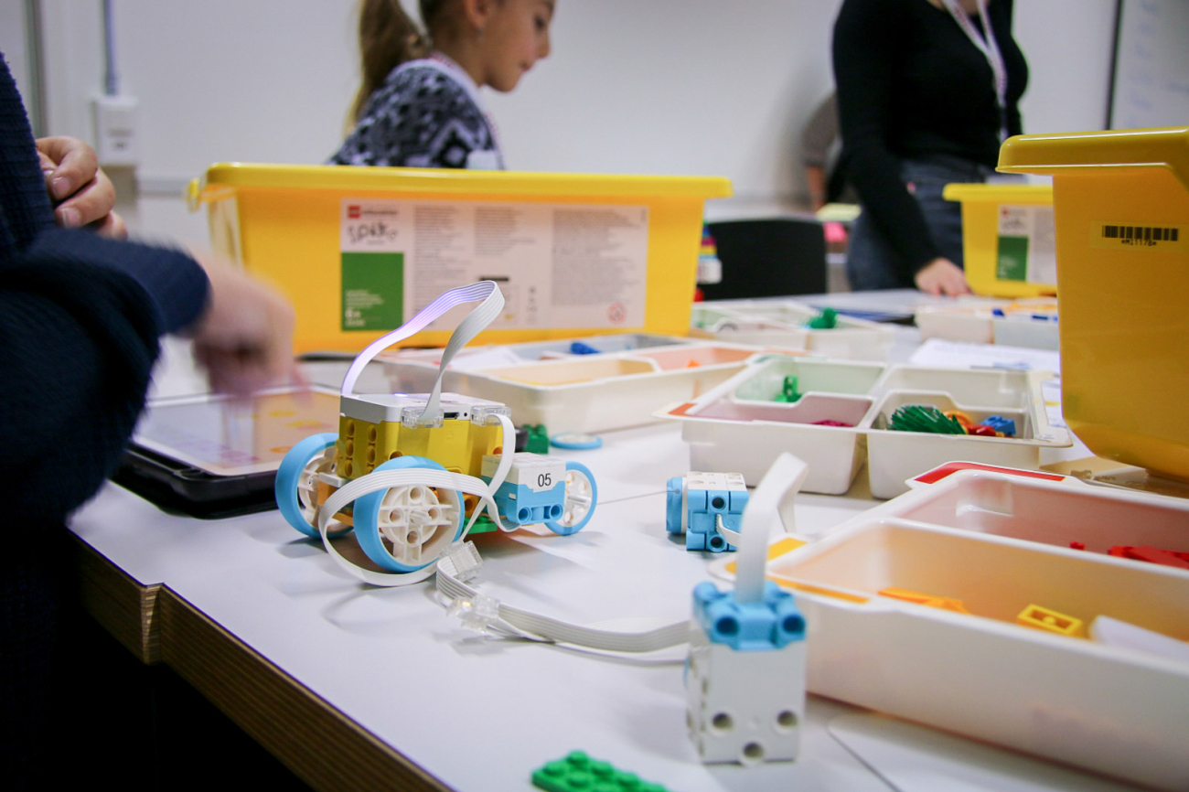 Kinder arbeiten an Robotern