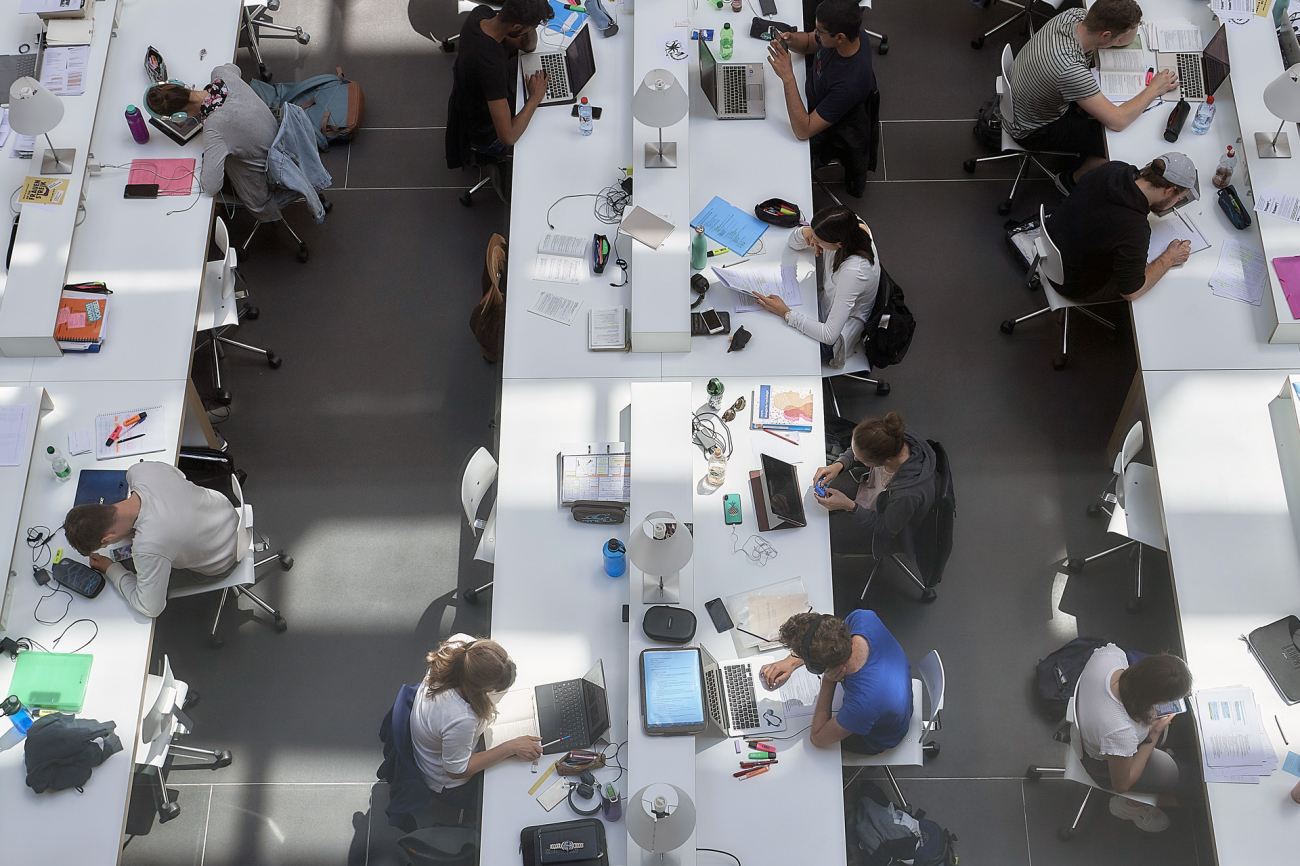 Studierende in der Bibliothek