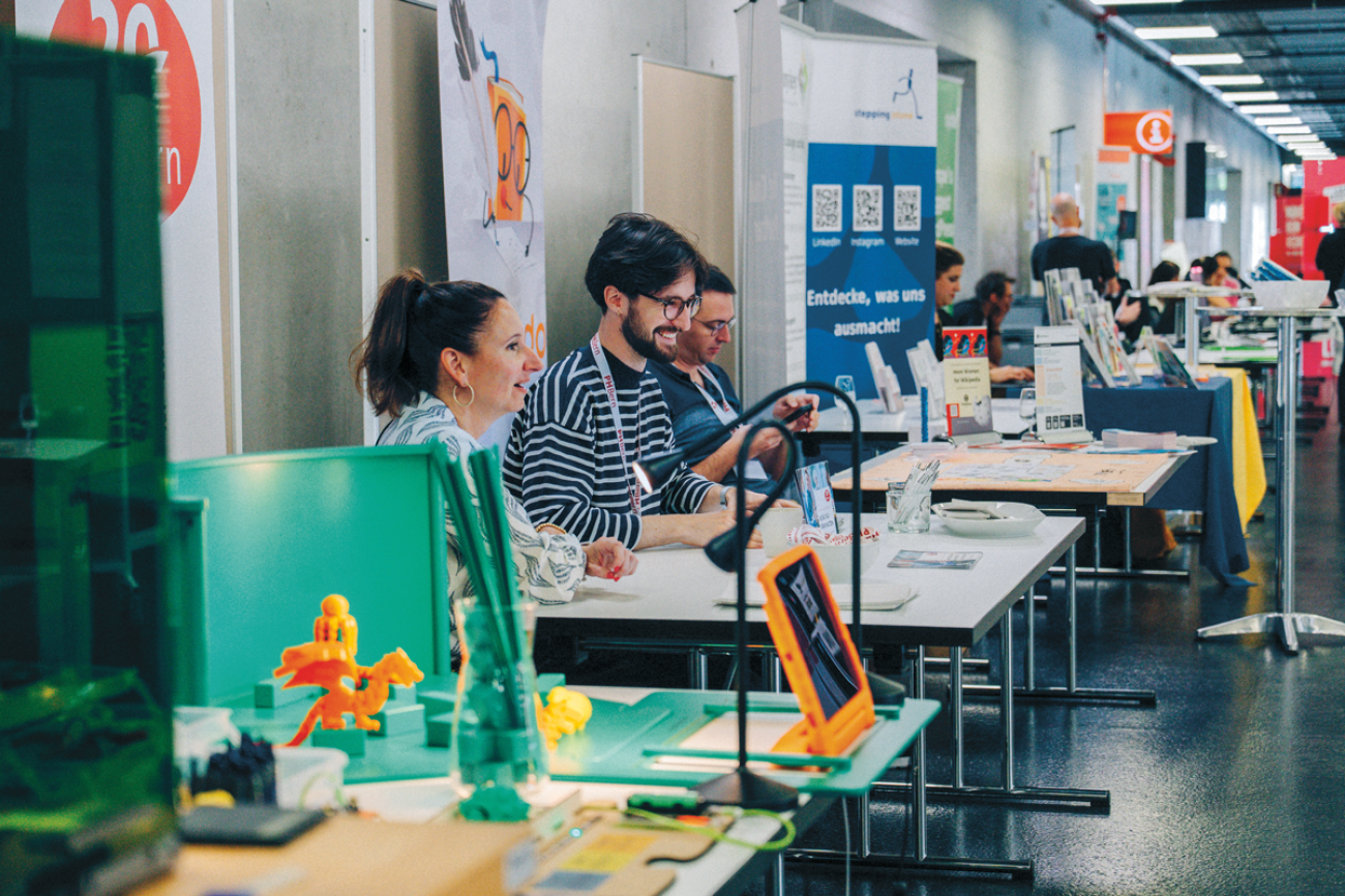 Mann und Frau an Stand des Open Education Day