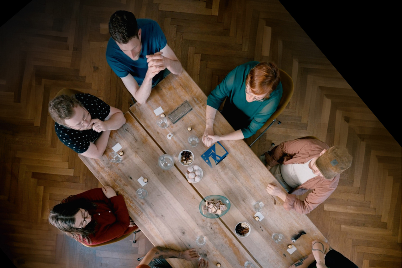 Menschen in Diskussion an einem Tisch