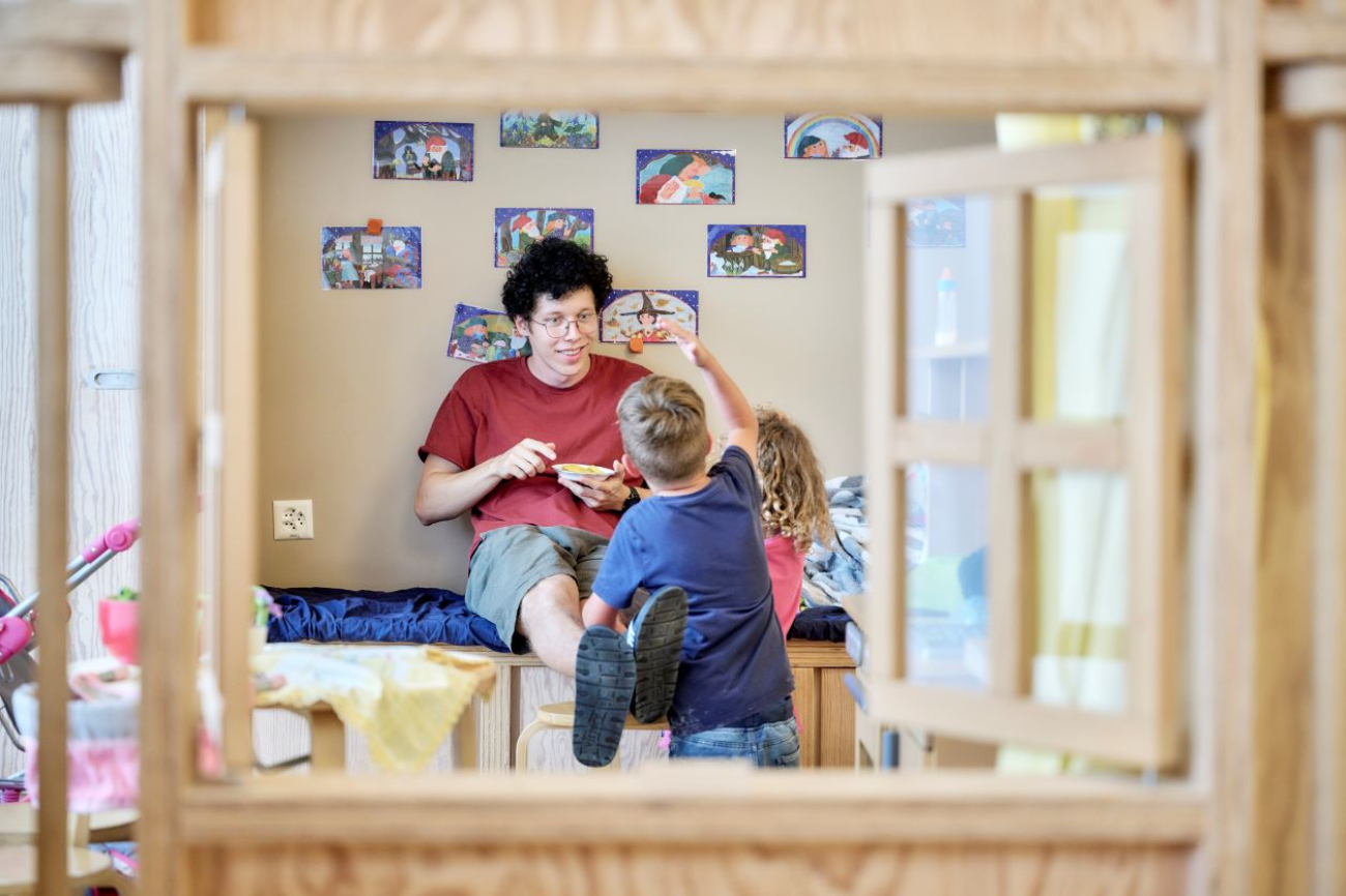 Lehrperson im Gespräch mit zwei Lernenden