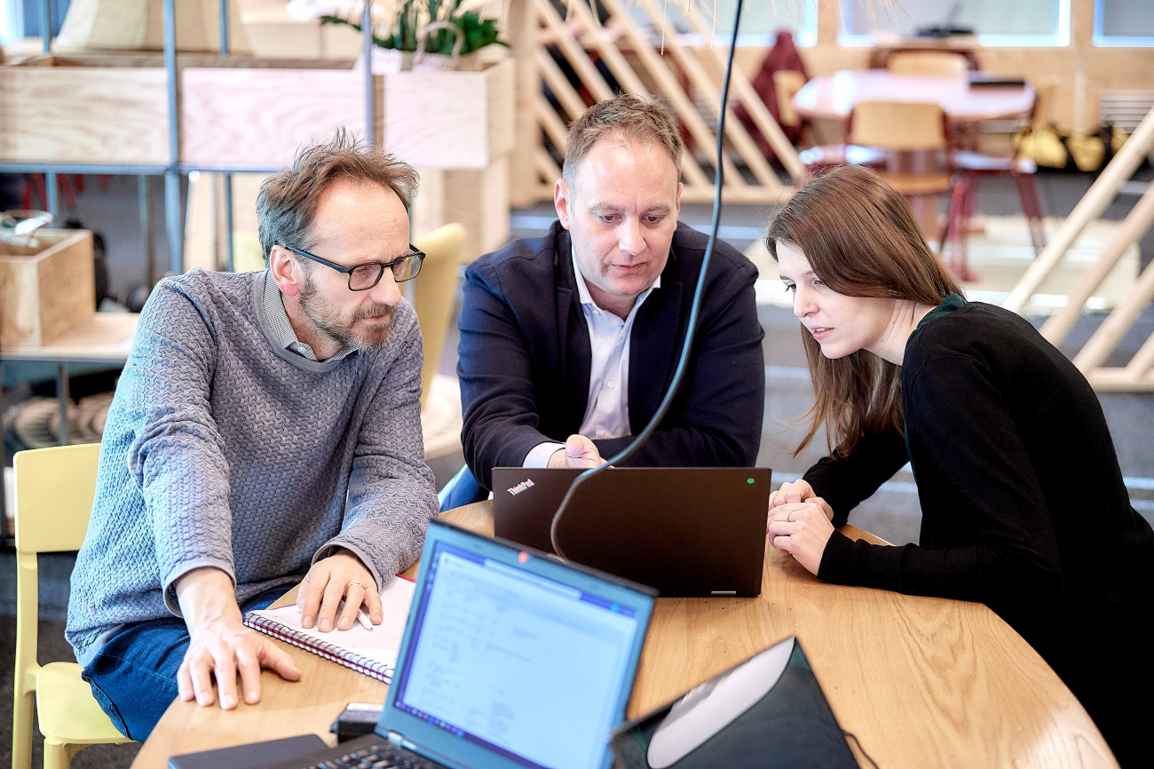 SMI im Gespräch an Labtop