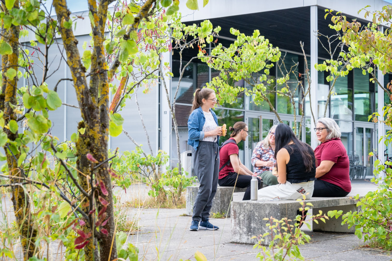 Gruppe Menschen im Grünen für Pause