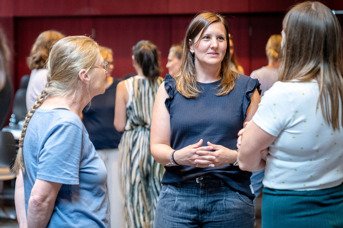 drei Frauen im Gespräch stehend