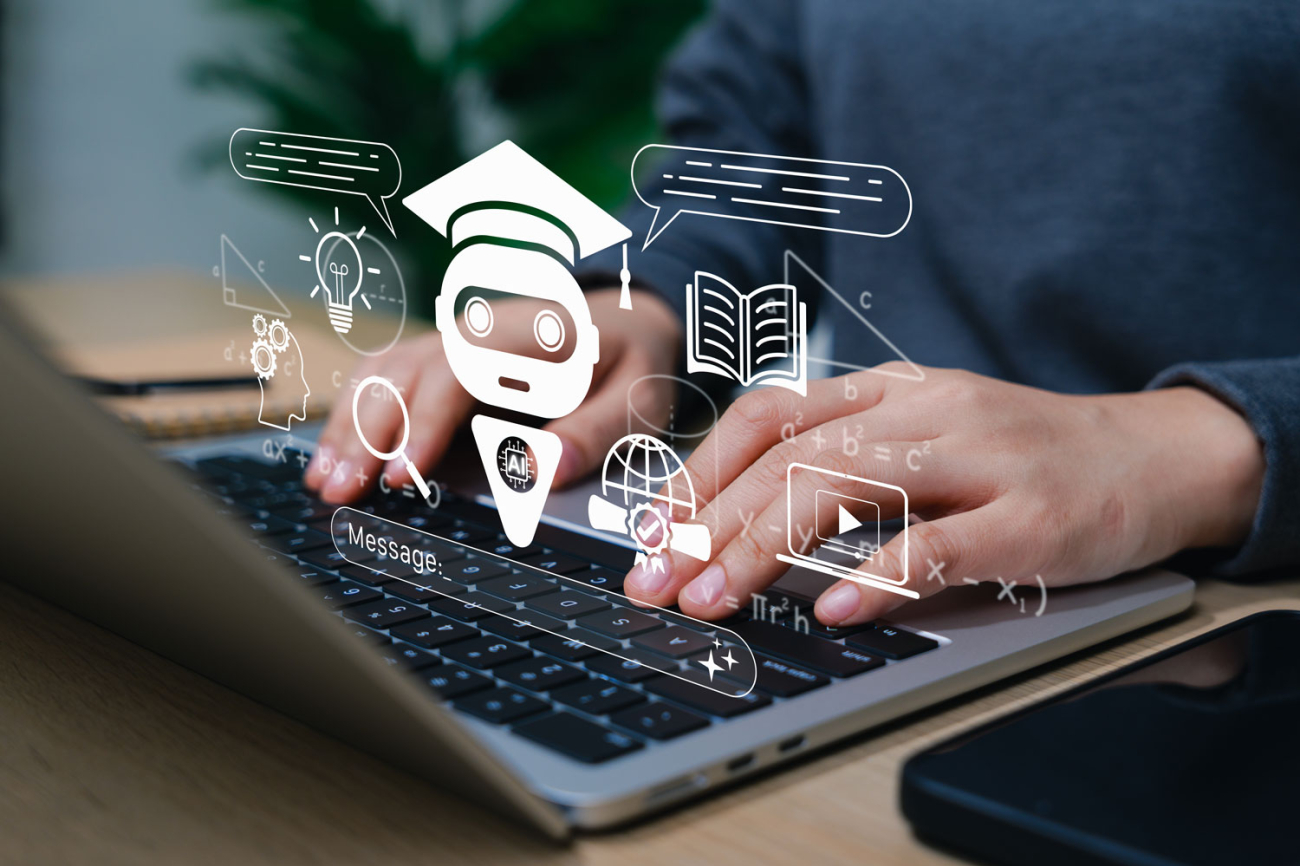 Hand auf Laptop mit Symbole eingeblendet