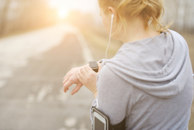 Frau mit Smartwear