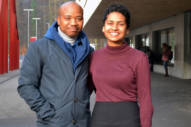 Benya und Moodley, zwei Studierende aus Südafrika vor dem Hochschulgebäude vonRoll