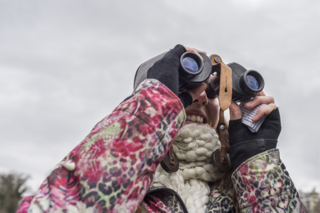 Frau mit Fernglas