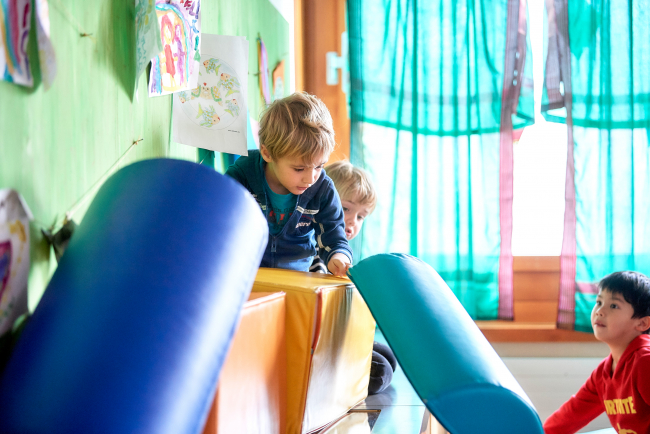 Kinder in Bewegung im Schulzimmer