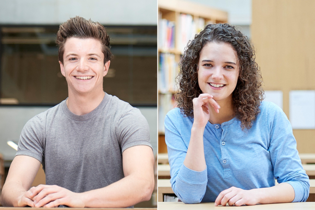 Eine Studentin und ein Student der PHBern sitzen in der Bibliothek und schauen in die Kamera.