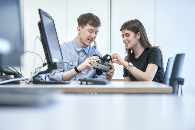 Zwei Studierende in der Medienwerkstatt