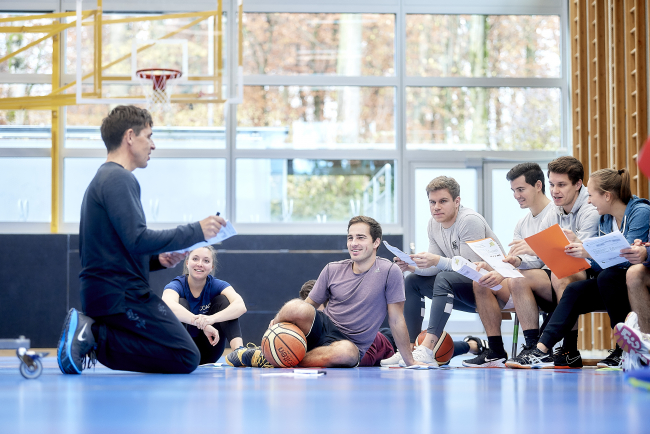 Ein Dozent des Joint Masters Fachdidaktik Sport referiert vor Studierenden