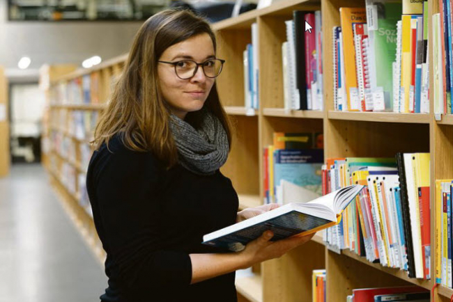 Manuela Sommer in der Bibliothek