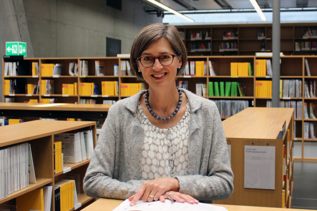 Caroline Villiger in der Bibliothek vonRoll