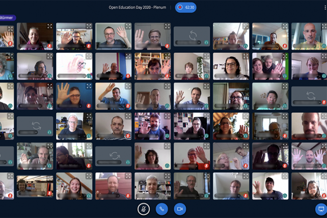 Ein Screenshot aus dem Videokonferenz-Tool, der bei einem Teilnehmer des "Open Education Days 2020" aufgenommen wurde. Zu sehen sind die Bildschirme von über 50 Teilnehmenden, die in die Kamera winken. 