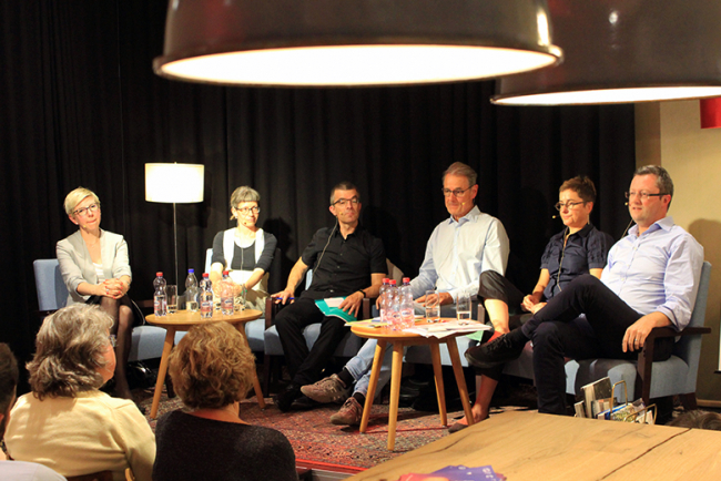 Foto Diskussionrunde zum Thema "Lesen lernen"