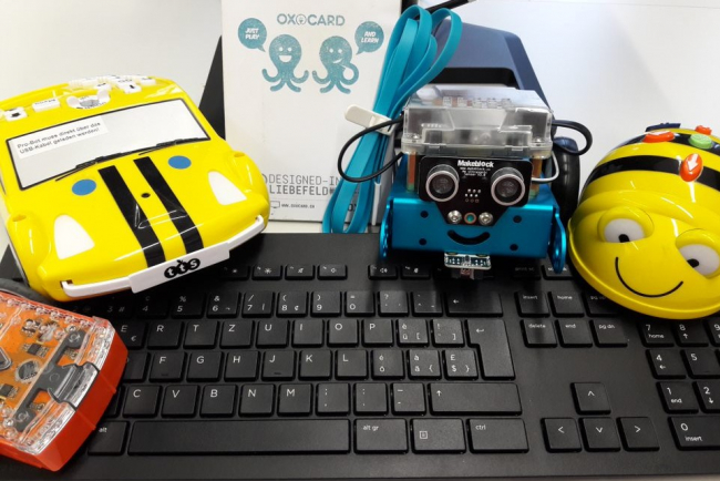 Verschiedene Roboter: Robotik, Tastatur, BeeBot, mBot, ProBot, Edison, Oxocard