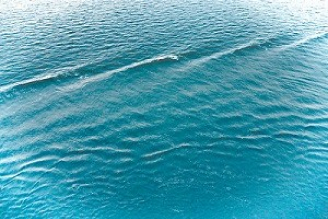 Wasser, leichte Wellen
