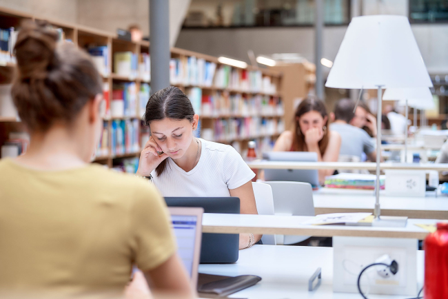 Studentin in Bibliothek von Roll