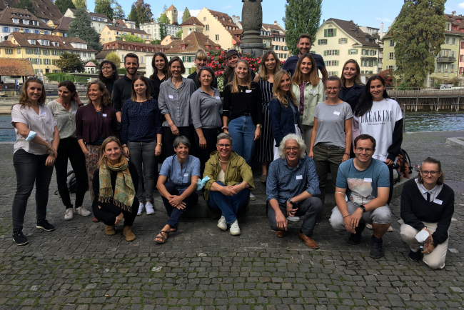 Gruppenfoto der 24 neuen Studierenden des Masterstudiengangs "Fachdidaktik Natur, Mensch, Gesellschaft und Nachhaltige Entwicklung"