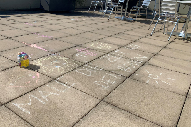 Kreidezeichnungen auf der Terrasse der Mediothek