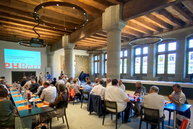 Berner Rathaus mit Gästen und dem Grossen Rat beim Mittagessen