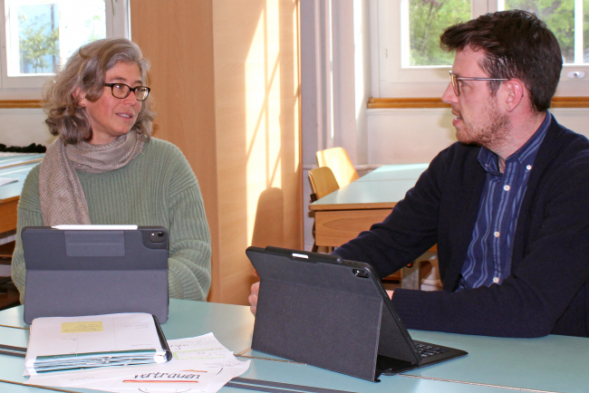 Mentorin Beatrice Bürgler und Mentee Dominic Nater im Gespräch