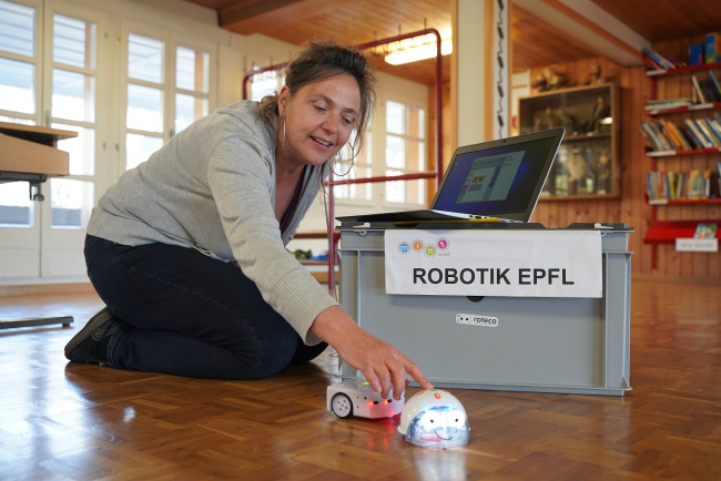 Lehrerin programmiert Spielroboter