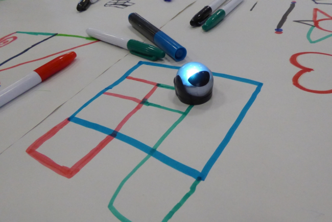 Ozobot-Roboter auf farbigem Papier