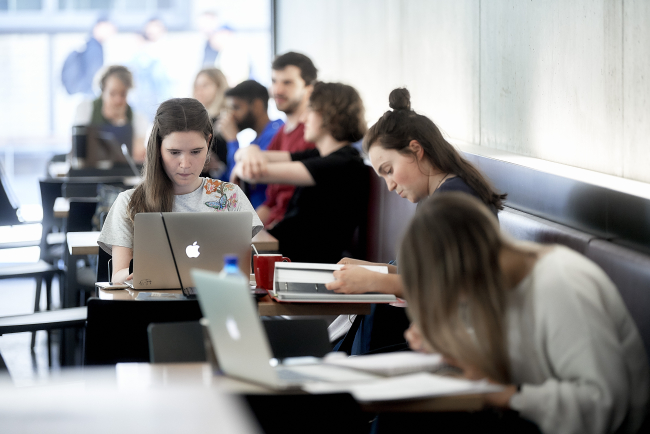 Studierende in einer Lounge am Lernen mit dem Laptop