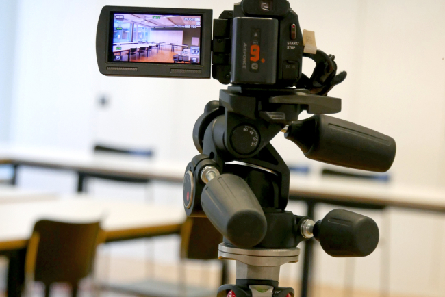 Kameradisplay, welches ein leeres Klassenzimmer zeigt