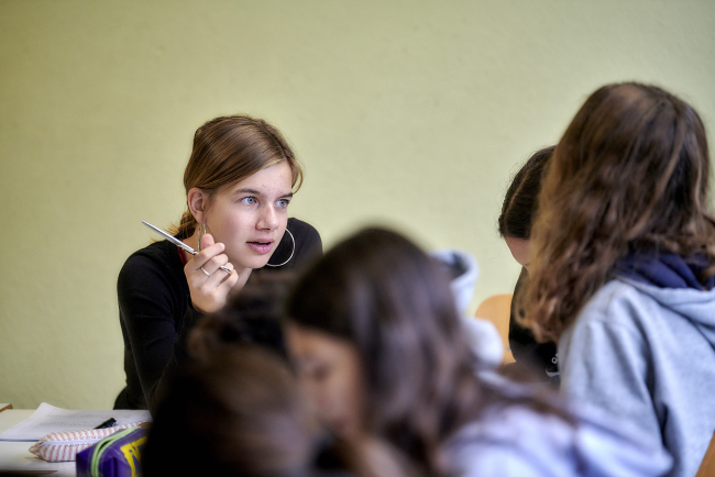 Schulkinder im Austausch miteinander