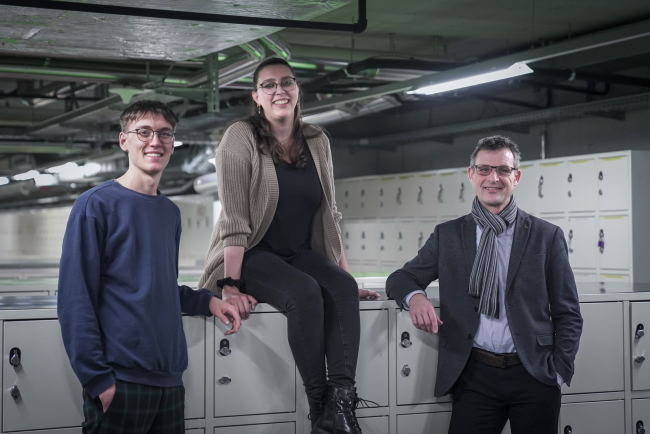 Foto von Ariel Schranz, Alina La Brocca und Daniel Steiner vor den Schliessfächern im Hochschulzentrum vonRoll (v.l.n.r.)