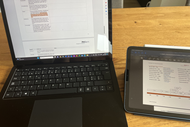 Ich bereite mit meinem Laptop und Tablet die Inhalte aus den Veranstaltungen nach.