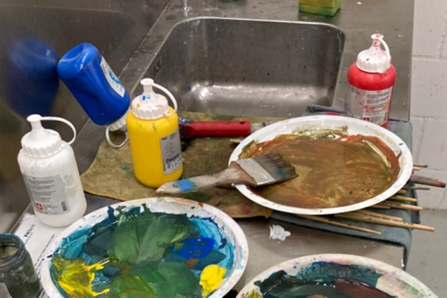Um an meiner Vertiefungsarbeit Acryl zu arbeiten, ging ich in das Malatelier. Dieses befindet sich im -1 und kann ebenfalls mit der Legi geöffnet werden. 