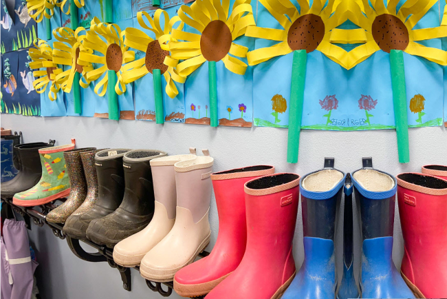 Gummistiefel in Garderobe einer Tagesschule